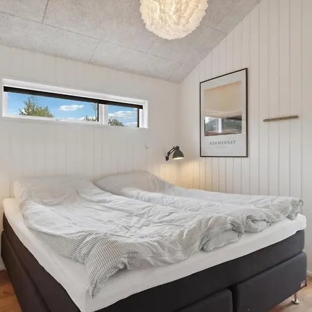 4 Bedroom Stunning In Holiday home Strandby