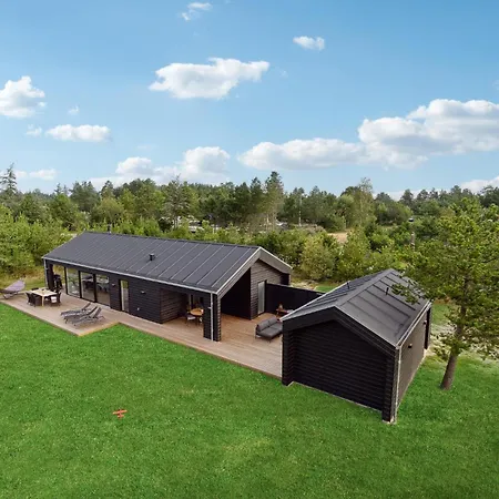 4 Bedroom Stunning In Holiday home Strandby